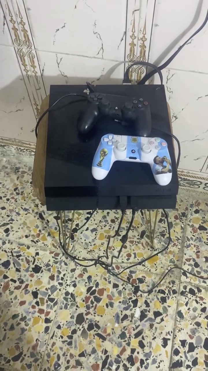 بلي 4نضيف مهكر مع جوستكات 2 جدد نضيف وشغال للبيع للاستفسار الاتصال ***********
