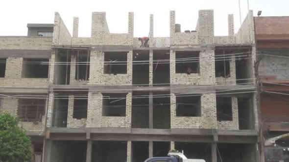 مواصفات عمل الهيكل عضم  سعر المتر 170 لف 🏠
1- تنضيف الارض جيداً من الاوساخ والانقاض 
2- فرش الجلمود و السبيس المفحوص بارتفاع 20 سم وحدله مع الرش بحادلة 20 طن
3- فرش الارض باكملها بنايلون زراعي سميك  
4- تاسيس الحصيرة الاولى والجسور حسب تصميم الخارطة بالشيش الماس او ff ورفعها عن الارض ( سبينسر)
5- تاسيس المجاري نوع الامل الشريف وناطق الجبوري ٤ انج مع عمل قالب ثابت للمنهولات واغلاقه حتى نهاية العمل وتسليط الانابيب بطرق هندسية 
6- تسليح الارض بشبكة ثانية من الشيش الماس او. ff 12 و 16 حسب عدد الطوابق والتصميم الانشائي 
6- صب الارضية ( رفت) صب مركزي c35 بارتفاع لايقل عن ٤٠ سم  مع رش الكلوريدين قبل الصب مع عمل منظومة معالجة الارضة والحشرات

 ثانيا الهيكل 

1- صب بتلو ٢٠  سم من الاسمنت المقاوم 
2- بناء الدار بارتفاع ٣.٢٠للطابق الارضي و٣.١٠ للطابق الاول وبطابوق جمهوري( البيان - ابو الجص - العنكوش)  خالي من الاملاح مع تثبيت انابيب المرازيب والسبالت والستلايت والانترنت مع البناء 
3-عمل قالب الطابق الارضي وعمل رباط سقف للطابق الارضي ٤٠ سم والطابق الاول والبيتونه ٤٠ سم فوق الابواب والشبابيك
4- تثبيت انابيب الكهرباء بالسقف 
5- تسليح بشيش ff او الماس بابعاد ١٥ سم وعمل جسور مخفية في المساحات الكبيرة 
6- صب السقف صب مركزي c35 
7 - بناء الطابق الاول  بنفس المواصفات والمواد المذكورة سابقاً مع البيتونة وعمل مرد ماء مسلح  ٢٠×٢٠ للسطح
استفسار على ارقام 
***********
***********
