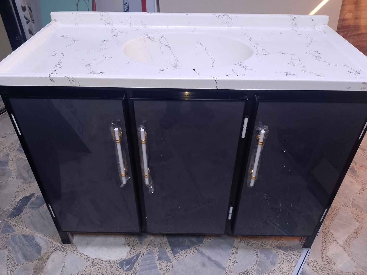 سنكي متروعشرين مرمر جديد 160الف ابواب طبقتين مقوى بجسور تحت الارضيه والرف مغلف بلاستيك من الداخل ضد الماء شرط الفحص يوصل للباب افحص وإذا ما عجبكم الشغل يرجع توصيل موجود جميع مناطق البصره حجز وتساب *********** البصرة, العراق
