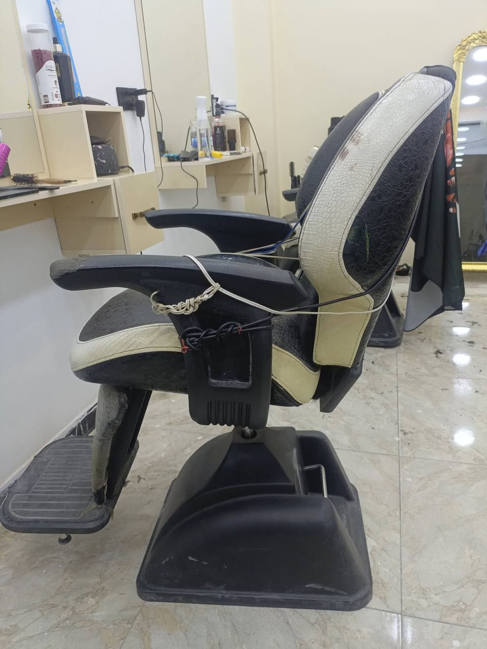 سلام عليكم عندي ذني للبيع سعر ثابت التخم ب٥٠ثنينهن 
الكراسي ليشابهن ضهر ثابت لاحمي بس جك شغال ب٧٥واحد
لكرسي لصغير ب٥٠ جك عاطل يعني ثابت عالي او ناصي انتع بكيفك
لكرسي لجبير مابي شي نضيف سعره ١٥٠ اسعار ثابته عنواني الشعب قرب سوك شلال ***********
