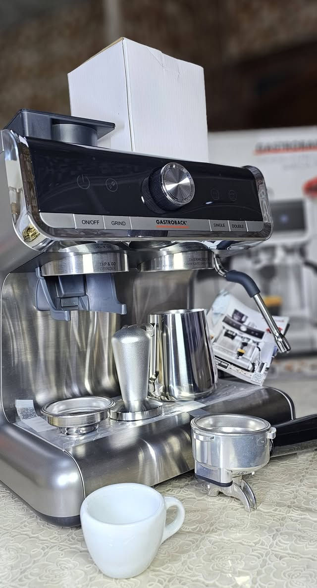 العنوان: الفخامة الألمانية في كوب قهوتك! ☕🇩🇪
​هل تبحث عن المذاق الحقيقي للإسبريسو؟
نقدم لكم ماكينة القهوة الاحترافية من شركة Gastroback الألمانية، الماكينة التي تجمع بين الأناقة والقوة لتعطيك تجربة باريستا حقيقية في منزلك أو مكتبك.
​لماذا تختار Gastroback؟
✅ هيكل كامل من الفولاذ (Stainless Steel): تصميم عصري ومتانة تدوم طويلاً.
✅ استخلاص مثالي: مضخة ضغط قوية تضمن لك "كريمة" ذهبية وكثيفة في كل كوب.
✅ نظام تحكم حراري ذكي: يحافظ على نكهة القهوة الأصلية ويمنع احتراقها.
✅ ستيمر بخار احترافي: لتحضير أروع لاتيه وكابتشينو برغوة مخملية.

✅تامبر ماركة+بتشر حليب +بورتافلتر احترافي+كوب أورجينال+باسكيت سينجل ودبل
جديد....


**إذا كنت صاحب هذا الإعلان وتريد حذفه لأي سبب، رجاءا أرسل رسالة إلى الدعم الفني**