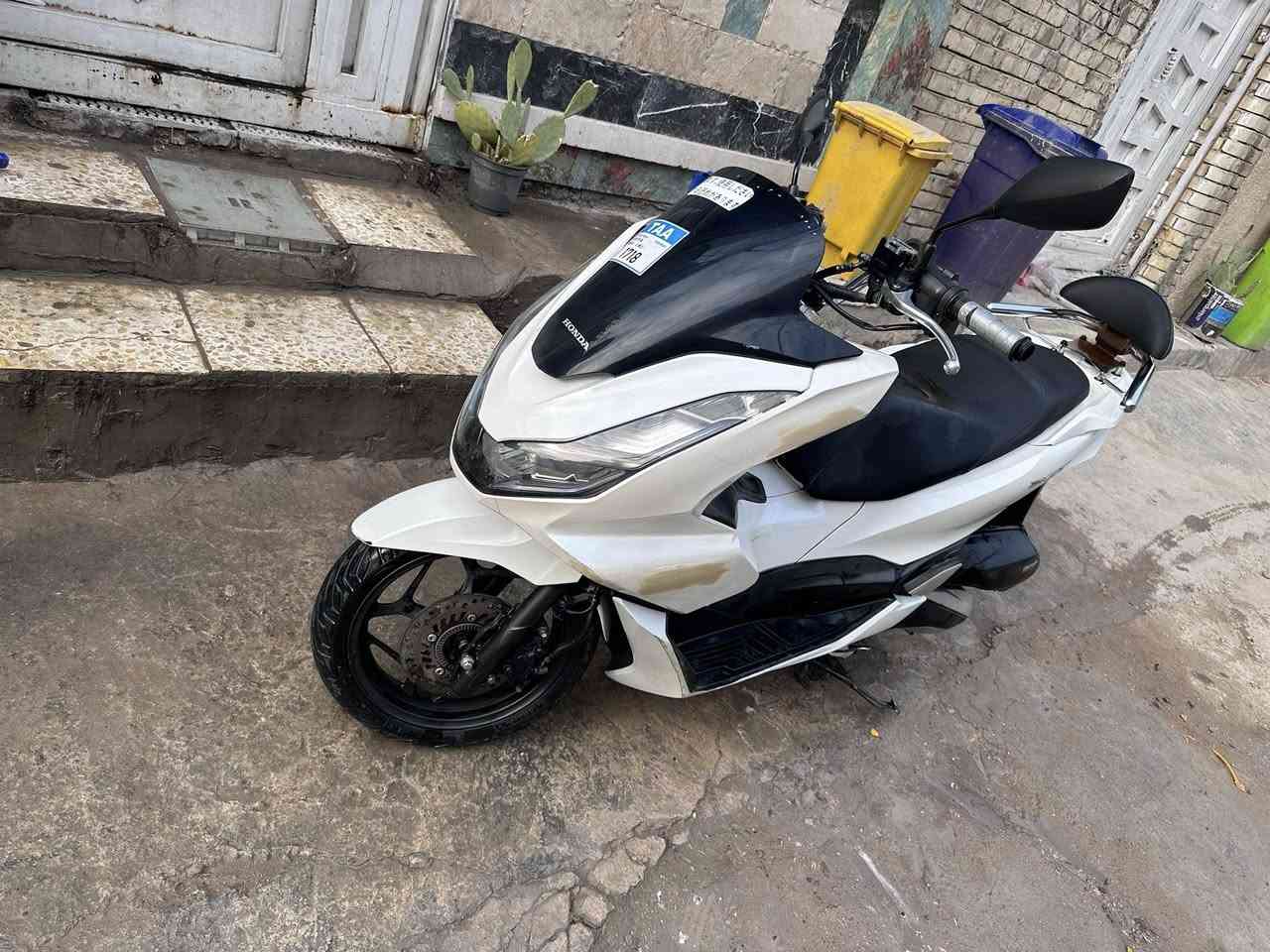 سلام عليكم pcx جيل رابع وارد كوري دراجه نضيفه المكينه برغي ما مفتوح بيهة دراج احله من الصور دراجه وياهة تجوه +درع  الصلي +خوذه  +منضومه سماعات  السعر 16 ونص العنوان بغداد حي أور ***********
