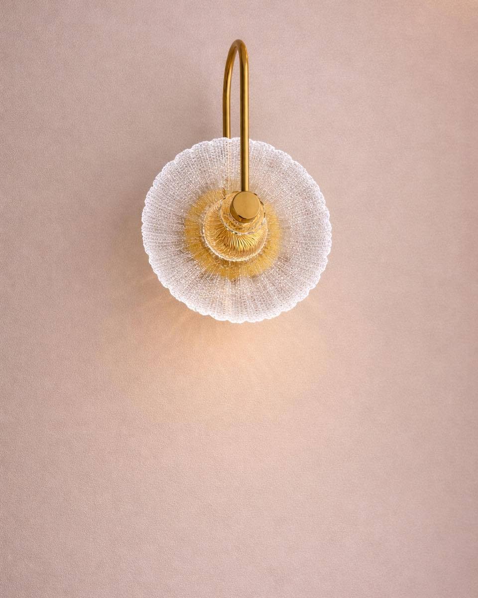 ✨ النرجس ✨
حين تتحوّل الإضاءة إلى تحفة فنية

براكيت جداري بتصميم فاخر
تناغم راقٍ بين الذهب اللامع والكريستال النقي
وهالة ضوئية أنيقة تزيّن الجدار وتمنحه حضوراً استثنائياً ✨

مصمّم لمن يختار الفخامة
ومناسب لأرقى المساحات:
▪ غرف النوم
▪ الصالات والمجالس
▪ الممرات الراقية

النرجس… لأن التفاصيل تصنع الفرق 💎
📩 للتواصل ومعرفة المزيد اتصال:***********
