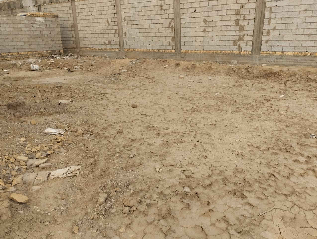 السلام عليكم للبيع بيت هيكل المكان حي منصور ع قريب علشارع العام المساحه 1000 متر 3 غرف ومطبخ حار وبارد وصاله وبراني سند 25 مداور *********** بي واتساب
