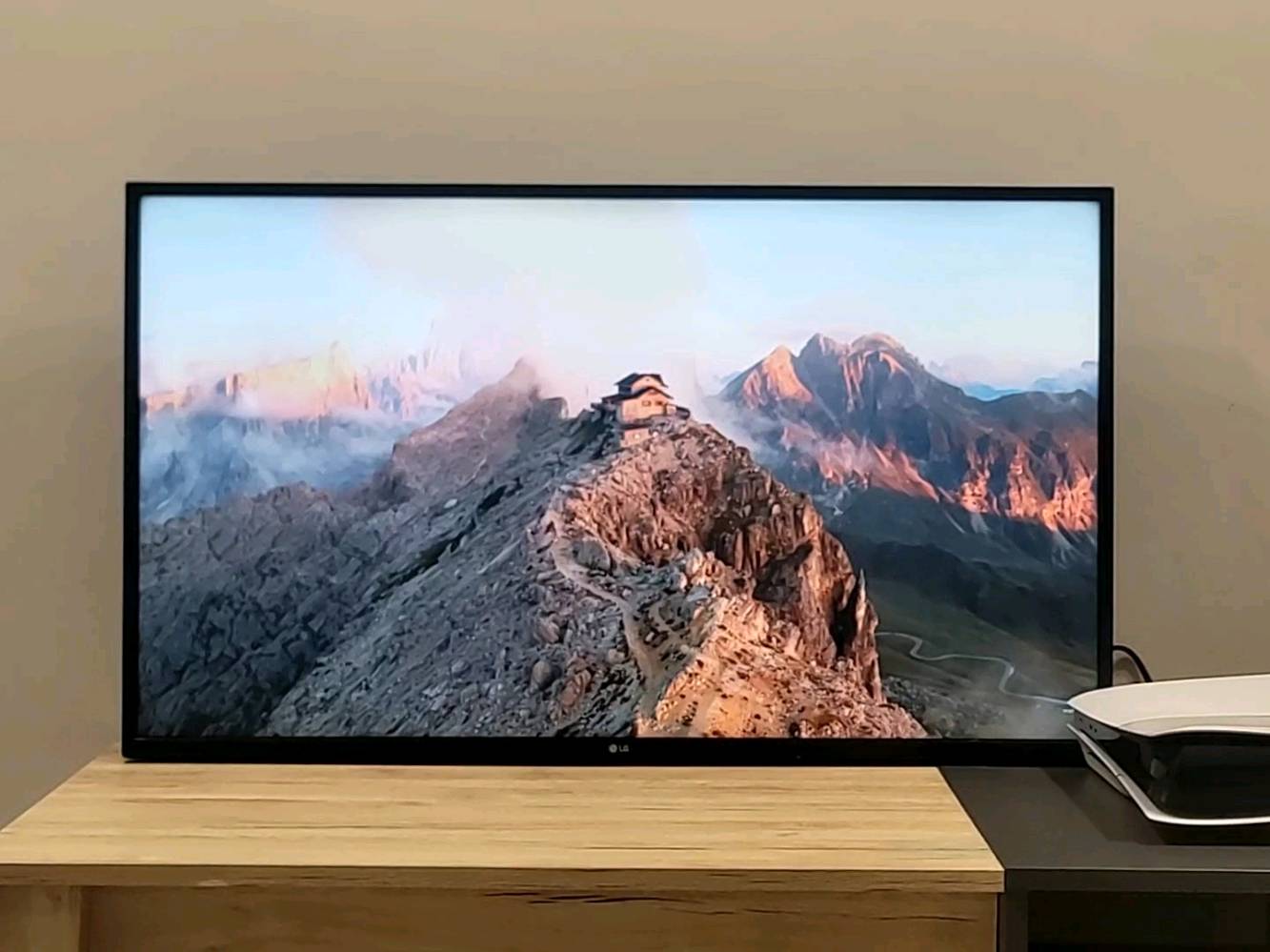 تلفزيون LG 43 للبيع full HD 60 Hz hdr سمارت wifi مع ريمونت وستاند تعليق بدون رجلينات
230 الف