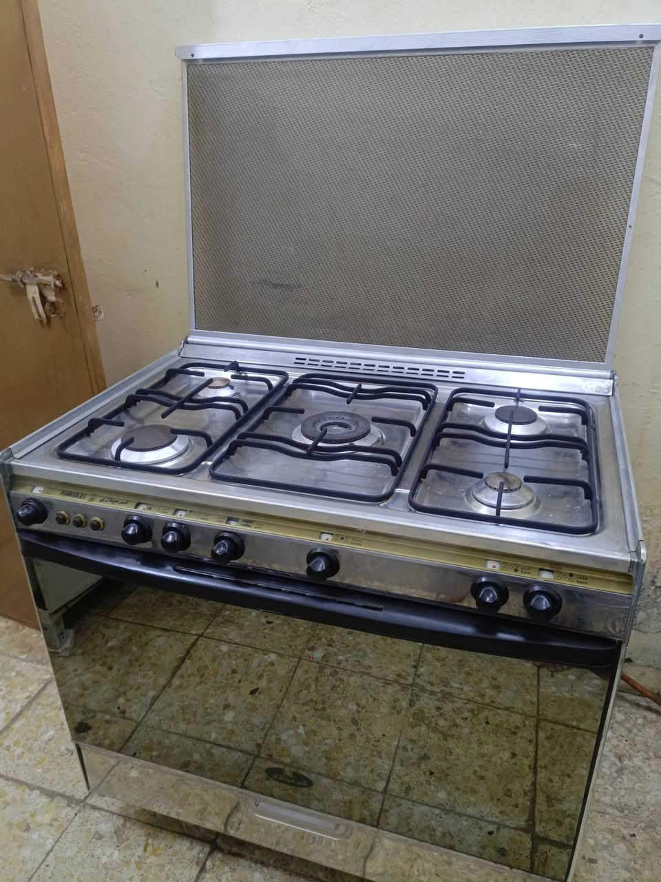 طباخ كريازي مصري باب اول 5 مشاعل نضيف كلش وشغال العيون والفرن ممستخدم جديد شرط الفحص سعره مناسب اني مكلف بلنشر الاتصال بلرقم واتساب موجود 
***********
