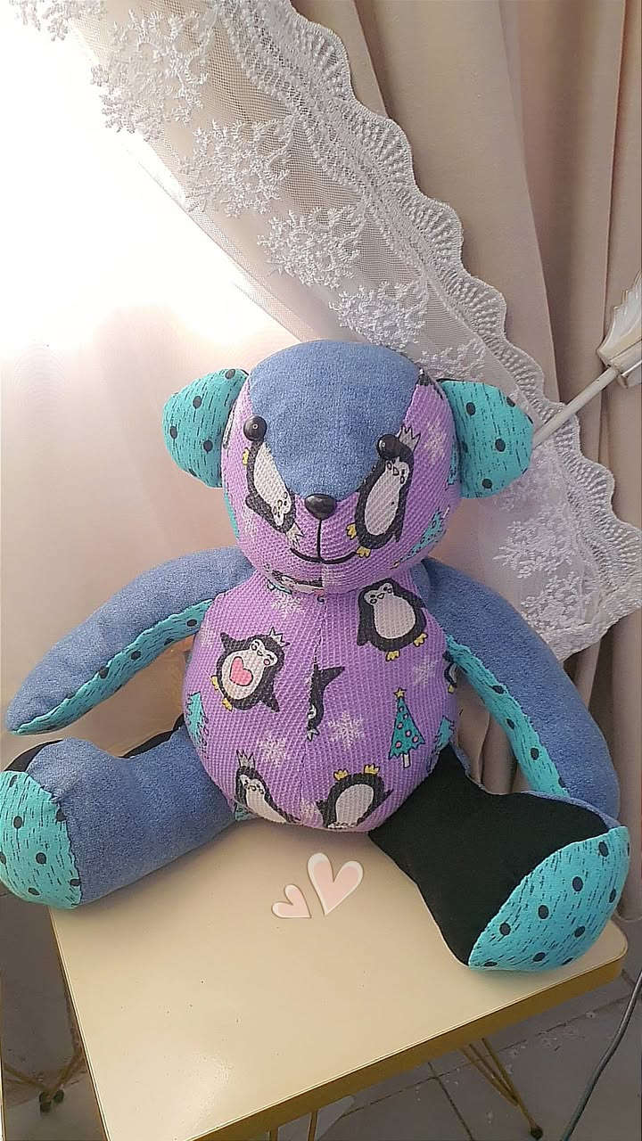 احتفظ بذكرياتك بطريقة مختلفة 💛🧸
نحوّل ملابس طفلك الأولى، أو ملابس شخص عزيز عليك، أو حتى أي قطعة تحمل ذكرى جميلة… إلى دب ذكريات مصنوع بحب ليبقى معك للأبد 🤍
كل دب يُصنع يدويًا بعناية، ليحمل تفاصيلك الخاصة ويحوّلها إلى شيء ملموس يدفّئ القلب في كل مرة تنظر إليه ✨
مناسب لهدايا المواليد، الذكريات العائلية، أو لتخليد لحظات لا تُنسى 💫
للطلب أو الاستفسار تواصل معنا عبر الواتساب 
***********
