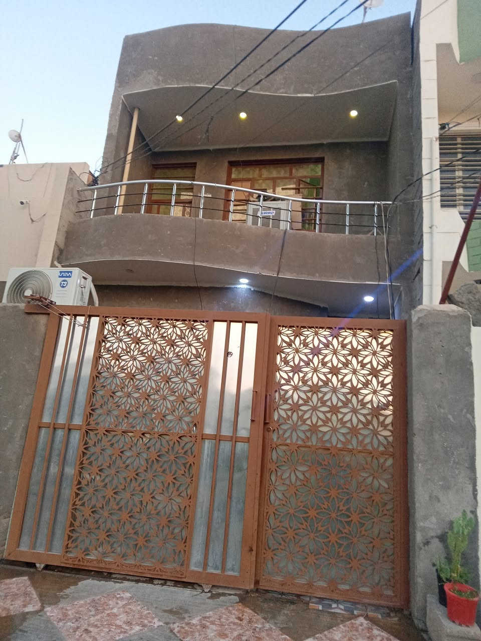 دار للبيع
نظيف بناء طابقين مساحه 100 غرفتين فوك وجوه وصاله كبيره مفتوحه على المطبخ وستقبال مكانه تقاطع القدس قرب كلية بلاد الرافدين نقص بيتونه سعره 70 وبي مجال للاستفسار ***********
