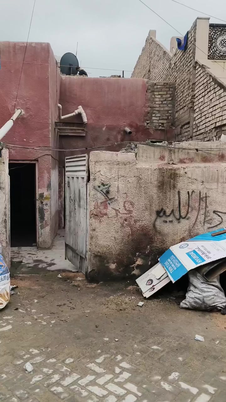 عروض حازم العمشاني للعقار للبيع بيت مساحة 144طابقين مكان مدينة الصدر
قطاع 70 قريب على شارع يتكون من ستقبال وصاله ومطبخ
و غرفتين نوم والطابق الثاني غرفتين نوم وصطح 
 
او نبيع نصف قطعه شرك طابقين 
سعر البيت الكامل 140
او نص قطعه 70
مراجت مكتب حازم العمشاني للعقار 
رقم ***********
