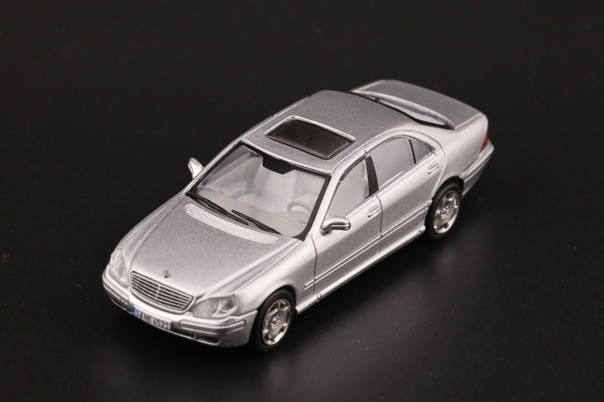 متوفر الان ✅

Tarmac Works

 Mercedes-Benz S Class Brilliant Silver metallic Global64 1/64

ومتوفر خدمه توصيل 🚚


**إذا كنت صاحب هذا الإعلان وتريد حذفه لأي سبب، رجاءا أرسل رسالة إلى الدعم الفني**