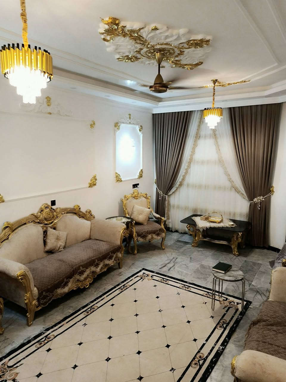 للبيع بيت 300م طابو زراعي سند 25 بناء حديث يحتوي على 4غرف نوم وحمامين كبار بيت درجه اولى الطابق الارضي كله دنك بالزوايه شغل عماره بلوك والطابق الثاني طابوك الطابق الارضي غرفه والطابق الثاني 3غرف نوم الارضيه مرمر كراج كله مطبك بورسلين كراجات البيت معروض بأثاثه لو بدون اثاث مكانه بناحيه الراشدية شارع المراسمه بعد المشروع بمنطقه الفلل شارع تبليط سطح شتايكر للاستفسار الاتصال *********** سعر البيت 210 بدون الاثاث

