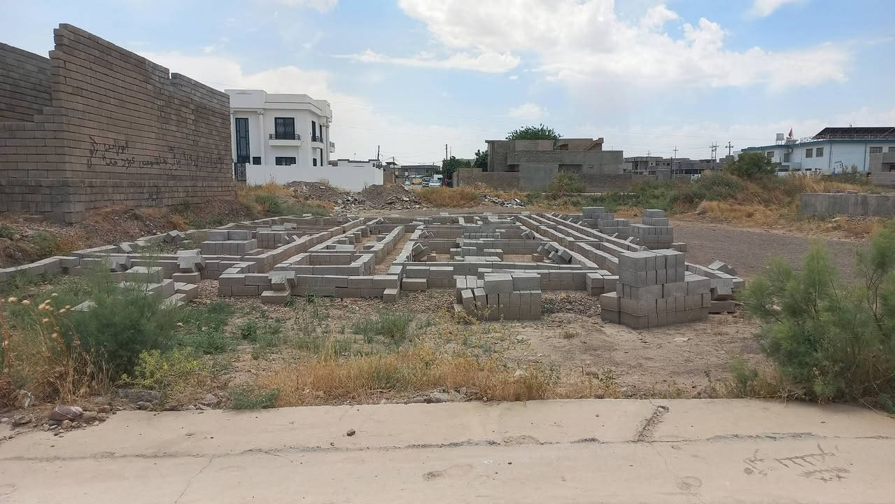 ارض للبيع سند طابو 300 متر
جيران فاروق العمر المحجوب واصلها ماء كهرباء شارع
*********** الموقع ناحية القياره
