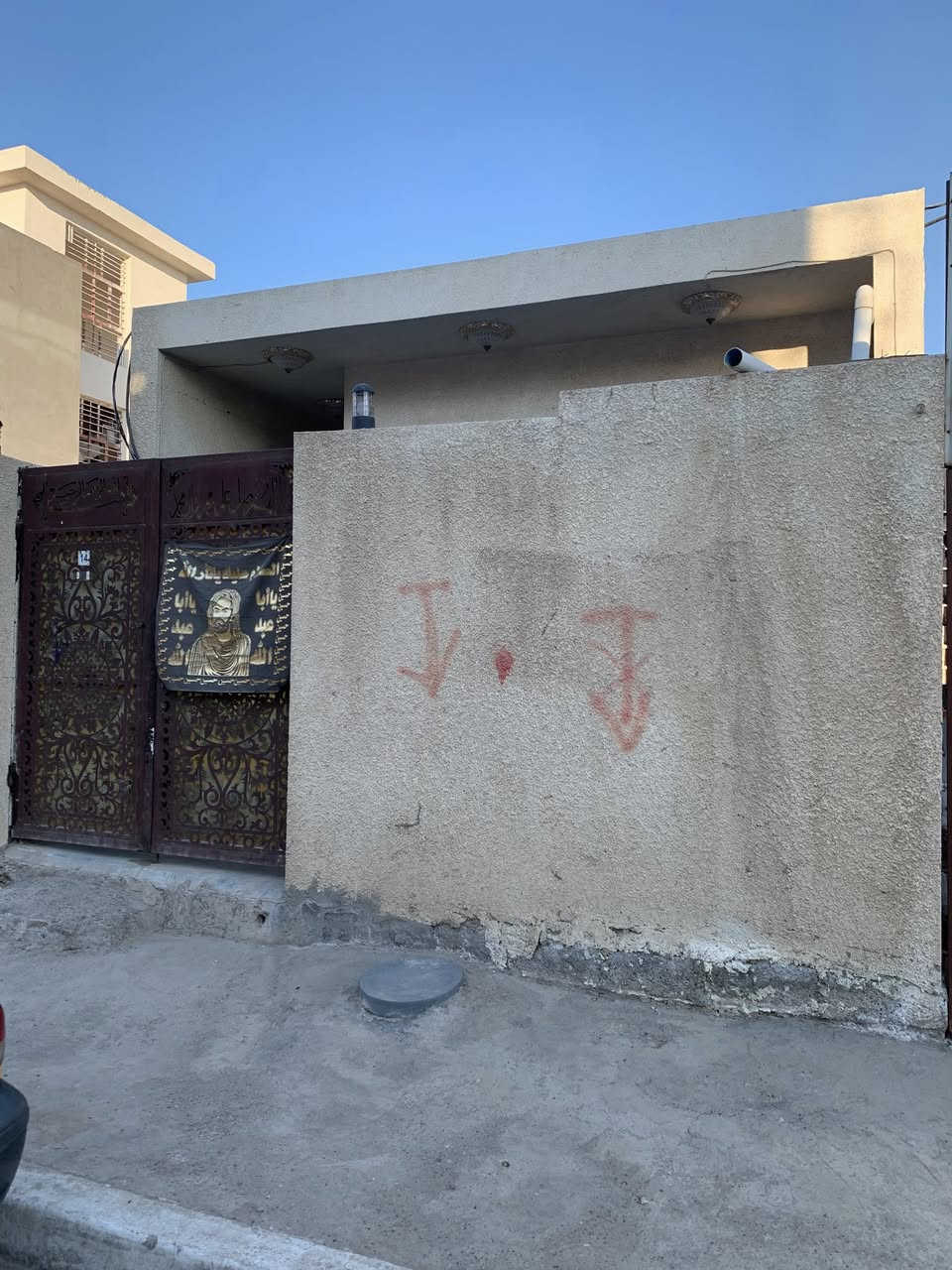 سلام عليكم قطعة 200 متر طابو ملك صرف للبيع مبني منه 100 متر و100 فرارغه عنوان الثعالبه شارع البانزين خانه قرب المستوصف للستفسار تصال ع رقم *********** خوان ما اجاوب خاص
