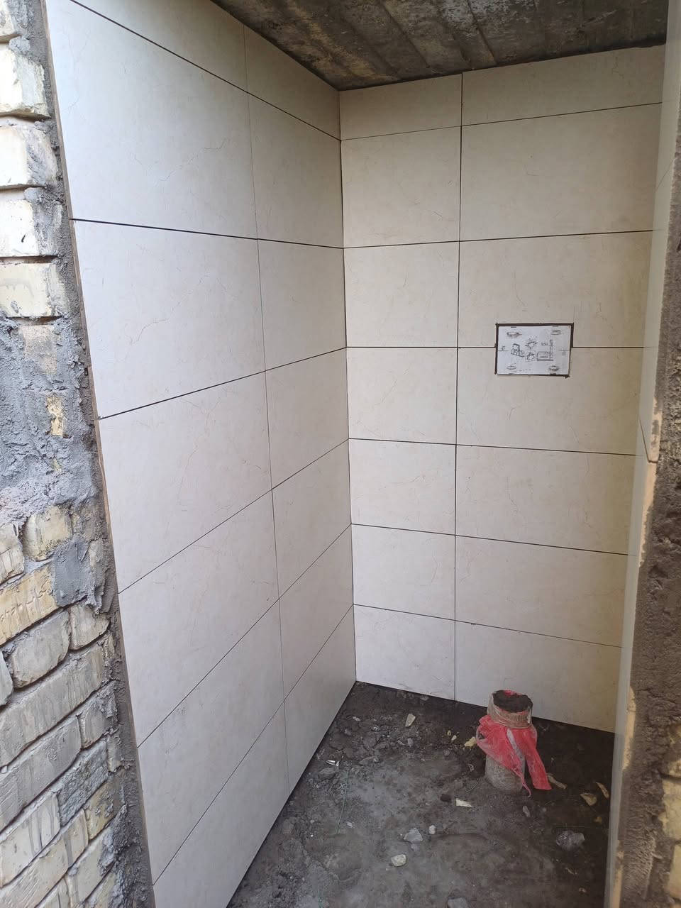 السلام عليكم.
خلفه سيراميك وكاشي ارضيات جدران بايات درج. 
شغل حلو ومرتب .

***********
واتساب
