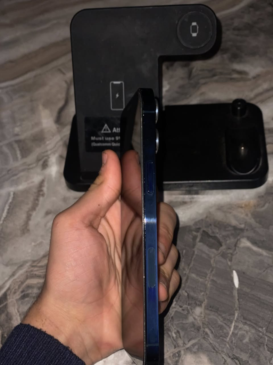 ايفون 12 pro max
منوذج M 
 ذاكره 256
 بطاريه 100 مبدله 
والضهر بي فطر مثل ما موضح بالصوره 
فيس ايدي شغال 
شاشه ما مبدله 
الجهاز مستبدل فقط بطاريه والباقي على حاله الوكاله
سعره: 450 الف وبي مجال  
رقمي بي واتساب : ***********
