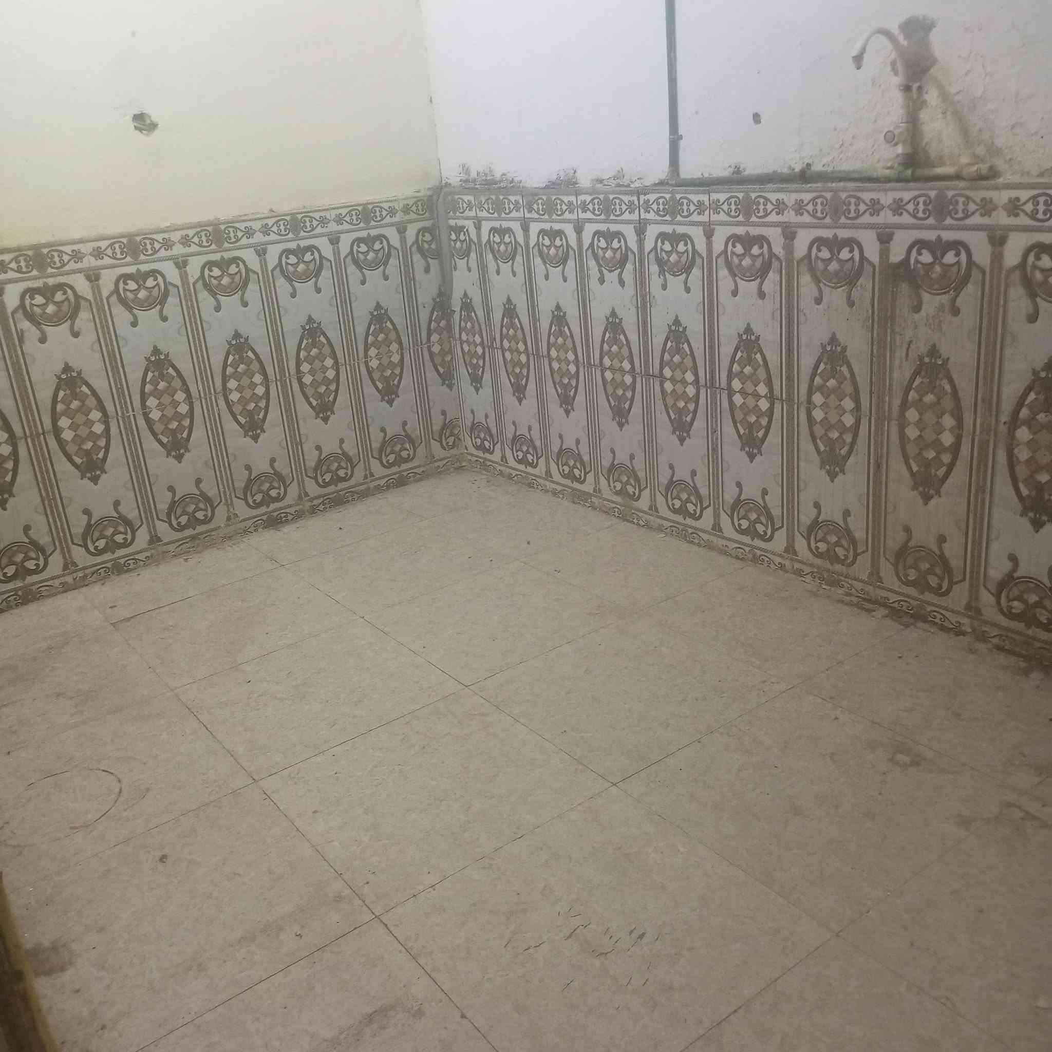 بيت للايجار بالقبله بحي الجامعه قرب مدرسة الاستبرق بيه غرفتين نوم وهول ومطبخ وصحيات وديوانيه وكراج وتانكي وماطور اجاره ب500 اي استفسار على هذا الرقم ***********
