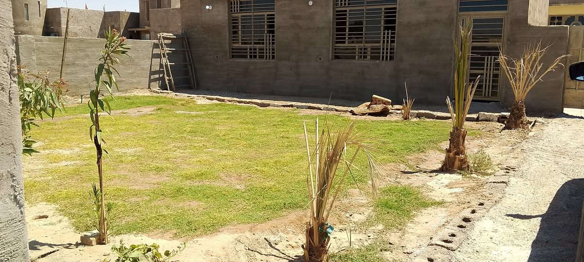 دار للبيع مساحته 600متر نظيف بناء حديث 🟦 يحتوي على اربع غرف نوم وهول كبير جداً ومطبخ واستقبال 12×4 وصحيات داخلية وخارجية وگراچ كبير 🟥
⬅️مبني من البلوك 
⬅️السقف صب كونكريت🟦 
⬅️الارضية صب🟥
العنوان //كوت ــحي الحكيم الاولى مقابيل الحولي قرب الجسر الحولي🟦
السعر//60مليون قابل للتفاوض 🟥
للاستفسار الاتصال على الارقام التاليه ⬇️⬇️
☎️☎️***********☎️☎️
☎️☎️***********☎️☎️
مكتب دلالية اهل الديرة للعقار 🏨🏨🏨
