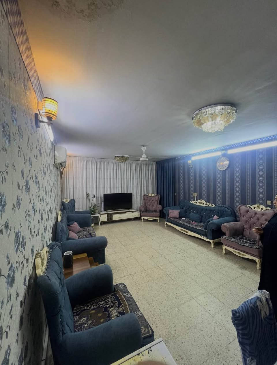 � شقة سكنية للبيع – موقع مميز في السعدون

فرصة رائعة لامتلاك شقة مريحة ومثالية للعائلات، بموقع هادئ وقريب من جميع الخدمات 🌟

✨ تفاصيل الشقة:

 • 🛏️ 3 غرف نوم
 • 🛁 1 حمام
 • 📏المساحه 120 متر 
 • 🍽️ مطبخ مجهز بالكامل
 • 🏢 الطابق الثامن (يتوفر مصعد)
 • 🚗 موقف سيارات خاص

🌆 المميزات:

 • إطلالة جميلة ومريحة
 • منطقة هادئة وآمنة
 • نظام أمني متكامل 🔐
 • قريبة من المدارس، الأسواق، والمواصلات العامة

📍 الموقع: السعدون – مقابل فندق بغداد – مجمع السعدون السكني

💰 السعر: 95 مليون

📞 للتواصل: *********** بغداد, العراق
