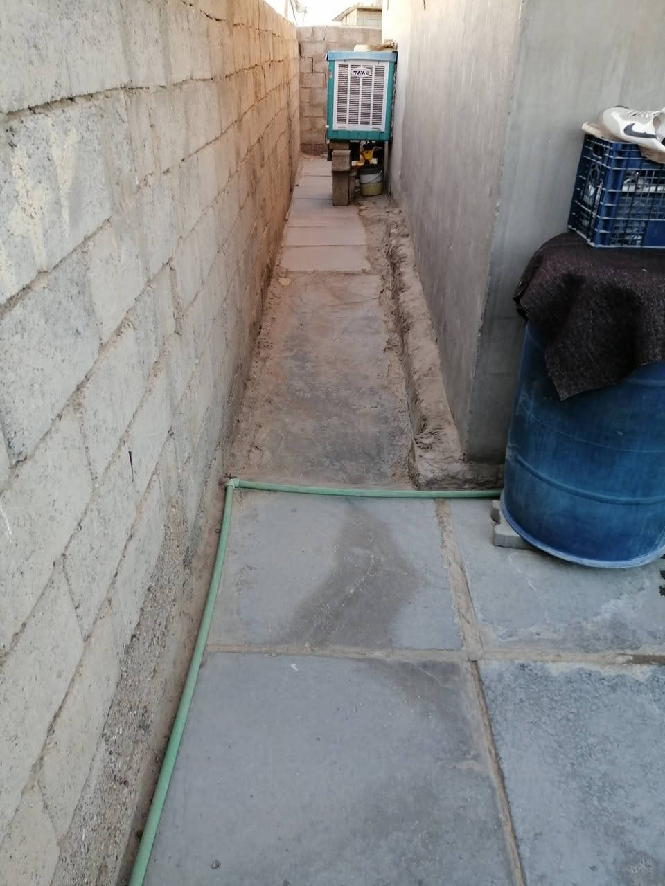 السلام عليكم يوجد بيت للبيع تجاوز حي الحرية مقابل الجملون وقريب على الغسل عبد والشارع العام السعر مناسب ملاحظه اكو كم غرض تنباع مع البيت مثل كاونتر والسنك و التخم واكو بعد غراظ البيت يحتوي على غرفة نوم وهول ومظيف ومطبخ البيت جاهز مي وكهرباء ومولد وساحه جبيره كدام البيت الي يريد يتصل على الرقم ***********
