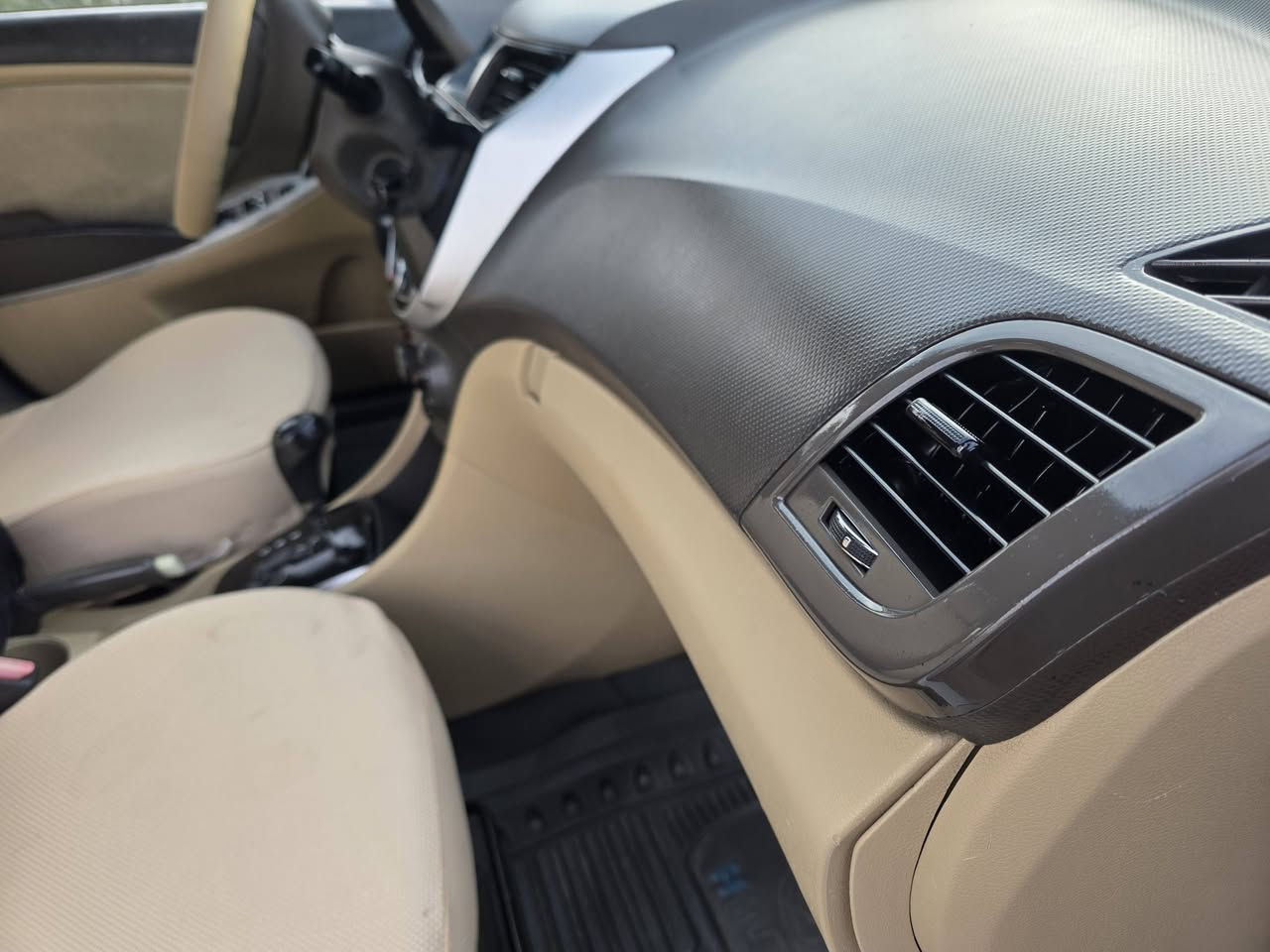 السلام عليكم اكسنت موديل ٢٠١٣  رقم اربيل محرك ١٦٠٠ بيها شبر باب السايق بدون دواخل  بارد مكان واحد. مكاني اربيل مواصفات سلايت .تحكمات ستيرن. شاشه.ويل كب عدد٥...السعر ٩٣. رقمي ***********
