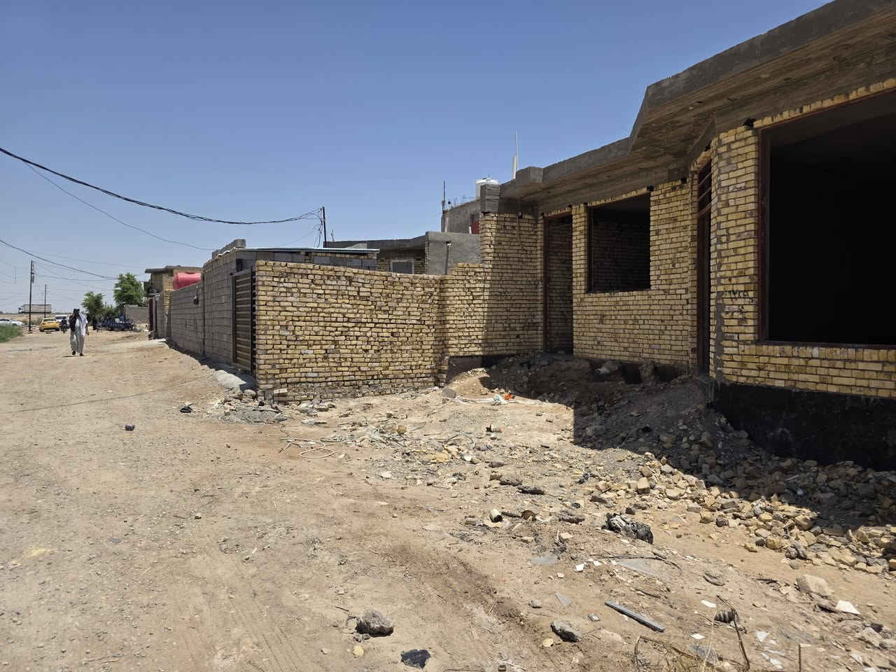 السلام عليكم....هيكل مساحة ٢٠٠ متر حي الحكيم بالحولي البعد عن الشارع ١٠٠مترسعره ٣٦ وقابل للتفاوض والاتصال على الرقم ***********
