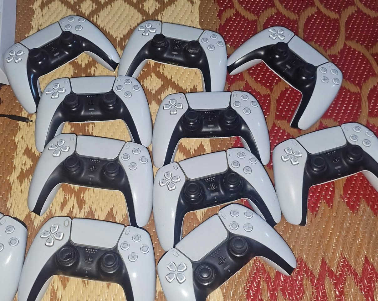 1—بلي5 فات مهكر نظام9 ذاكرة 825 يجي ويا ملحقاتة الاصلية + 5 العاب
2—بلي5 سلم ذاكرة تيرا كامل ملحقات اصلية اوربي ويا يده وكيبلات وكارتونه 
3—بلي5 سلم دجتل بدون سيدي درايف ذاكرة تيرا كامل ملحقات اصلية
متوفر جوستكات فور وفايف اصليه   متوفر توصيل خدمه توصيل 5الف فقطط


**إذا كنت صاحب هذا الإعلان وتريد حذفه لأي سبب، رجاءا أرسل رسالة إلى الدعم الفني**