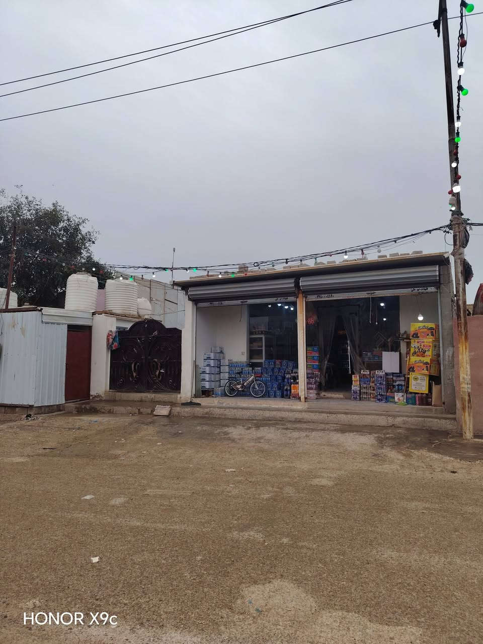 سلام عليكم اخوان عندي اسواق+بيت لبيع مساحه 240 قرب مطعم جواد قريب عل شارع استفسار اتصال عل رقم ***********
