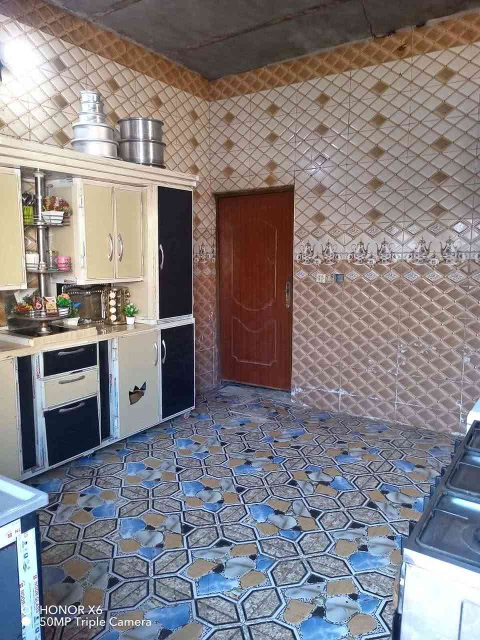 عندي بيت مساحه 200م شارع الملعب جمال غرفتين وصاله ومطبخ وصحيات استقبال طارمه مخزن ماء كهرباء مولده مجاري تبليط قريب الشارع العام اول*********** ***********
