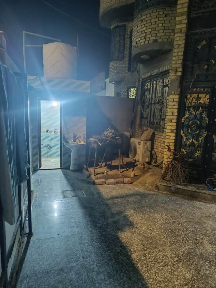 إعلان بيع بيت سكني مميز في الجمعيات الرابعة 

بيت للبيع بمواصفات ممتازة وتصميم عملي مناسب للعوائل :

📐 التفاصيل:

 • المساحة: 226 م²
 • الواجهة: 10 م
 • النزال: 22.6 م
 • عدد الطوابق: طابقين

🔹 الطابق الأول يتكون من:
 • 2 غرف نوم
 • مطبخ
 • هول
 • غرفة استقبال
 • صحيات داخلية وخارجية

🔹 الطابق الثاني يتكون من:

 • 4 غرف نوم
 • صالة واسعة
 • صحيات

البيت مرتب ومناسب للسكن العائلي، ويوفر مساحات مريحة وتوزيع عملي للغرف.

📞 للاستفسار والتواصل: ***********
