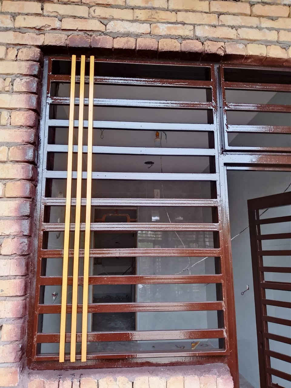 السلام عليكم انا صباغ وهذا شغلي اللي عنده شبابيك تنظيف وصبغ يتصل على هذا الرقم ***********
