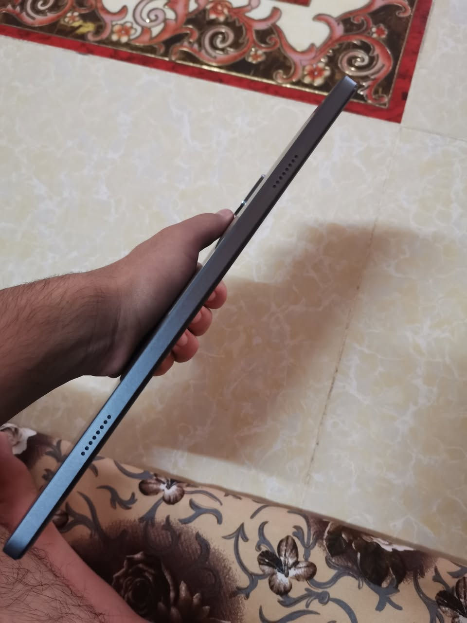 *للبيع تابلت G-Tab T11 نظيف جداً*
- *الحالة*: مستعمل خفيف جداً، نظافة 90% 
- *المواصفات*: اندرويد، شاشة 11 انش، بطارية قوية 
- *الملحقات*: كفر حماية وياه دفتري وية قلم لمس
- *العيوب*: ماكو، الجهاز شغال 100%
- *السعر*: 135,000 دينار 
- *المكان*: نينوى - موصل 
- *للتواصل*: واتساب/اتصال [***********]

ذاكرة [128]
رام[8]
الجهاز نضيف مستعملل 4اشهرر
