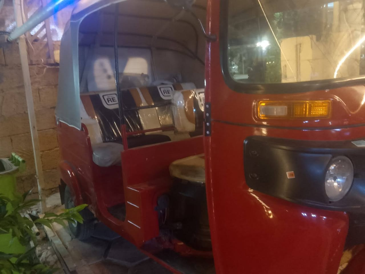 سلام عليكم للبيع تكتك موديل 2018 معمره بس دوسات وصبغ جماليه رقم وسنوية تحويل ثاني يوم مكينه 20 بيها بكن تخم تاير جدد جادر جديد دوشمه جديد وياله جدد كهربائيات جدد ورجع وكول مكينه بيها بكن سعره 6500 ست ملاين ونص  وبيها مجال مكانه بغداد خلف سيطره الشعب القديمه منطقة الثعالبة لاتصال برقم *********** او ***********
