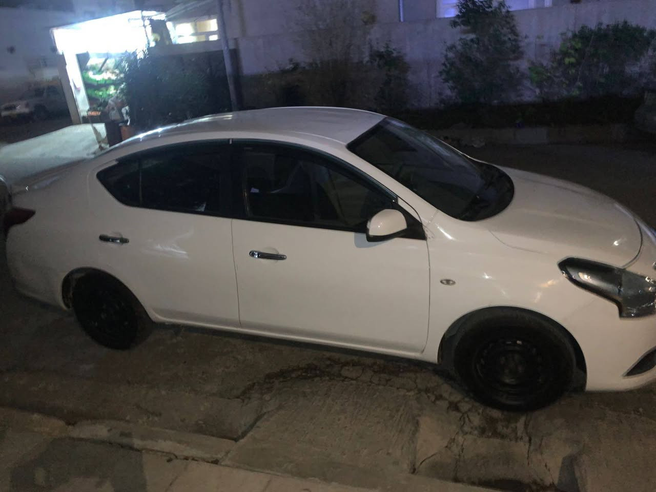 نیسان لاکشمیبای 2019
سفری هەولیرە
90هەزار کیلۆمەتر رۆیە
پشت و پیشی کەپسە
بە نزبەت سبوغ 5پارچەی گۆرایە
نیو سەقفی تەعدیلە بی سبوغ بی مەحجون
بە سبوغ عام دەفرۆشم
رەقەم و سەنەوی نویە
غرامە و بە ناو کردن بە شەرتە
سحر 86 وەرەقە و مەجالەکی برایەنە
*********** أربيل, العراق
