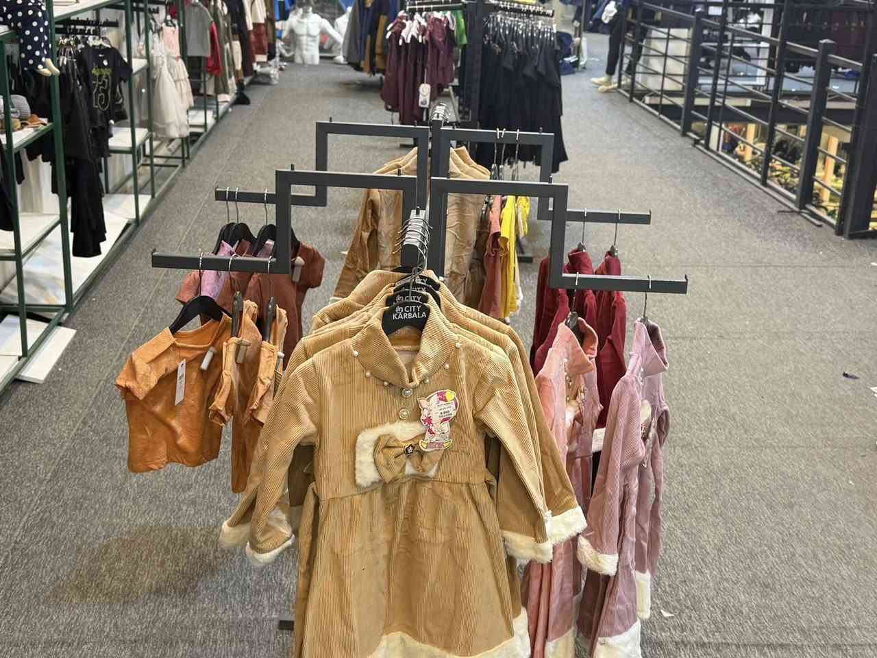 السلام عليكم من رخصه الادمن ديكور مجمع ملابس ولادي اطفال رجالي نساىي مستعمل ***********
