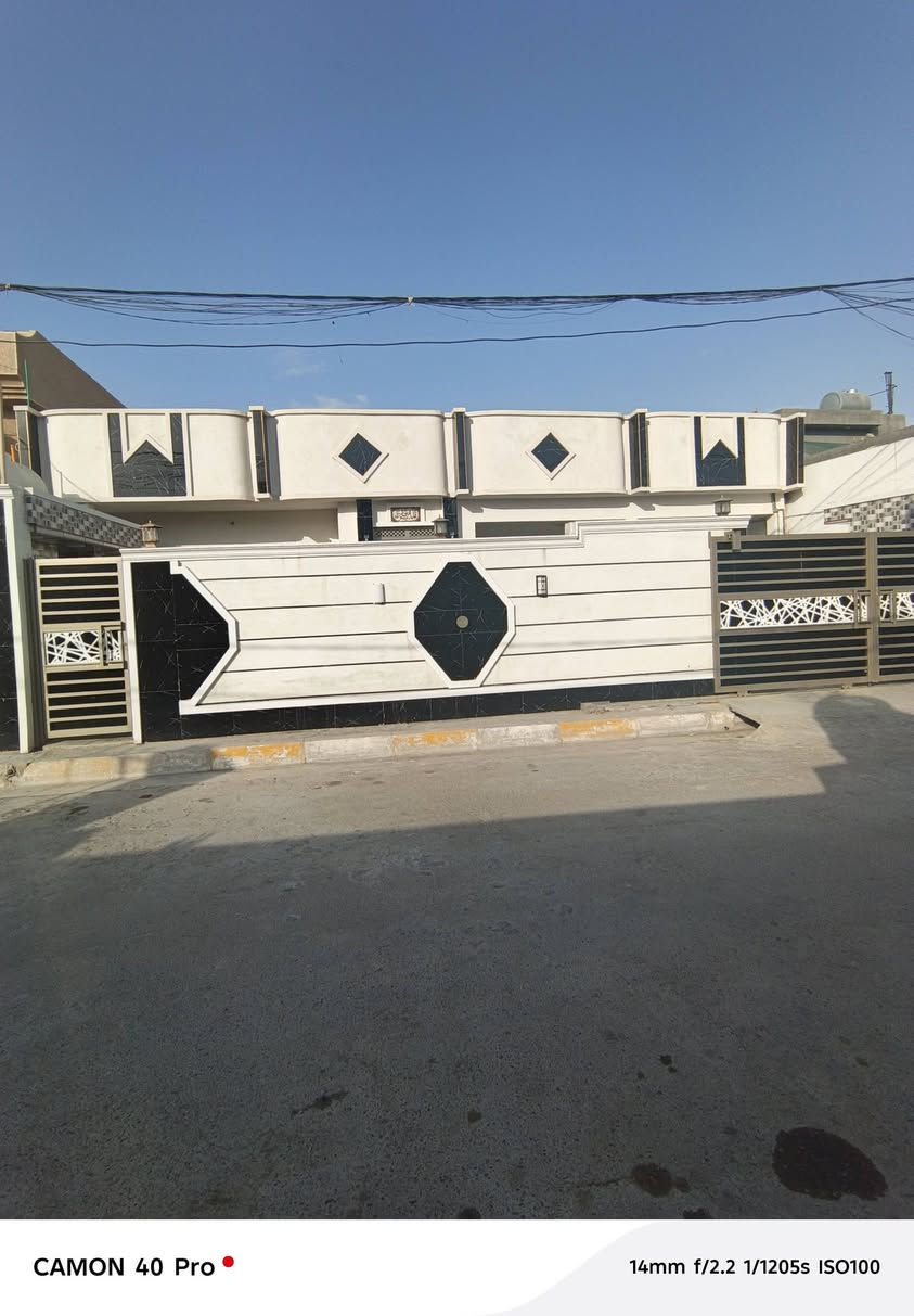 للبيع بيت في حي الجولان مقابيل مدرسه ام المساجد خلف افران تبارك مساحه الدار 360متر طابو ملك صرف 
السعر 185وبيه مجال بصيط 
***********واتساب 
***********واتساب
