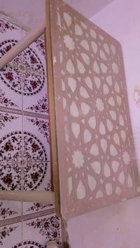 ميز • بدون كراسي • قفله