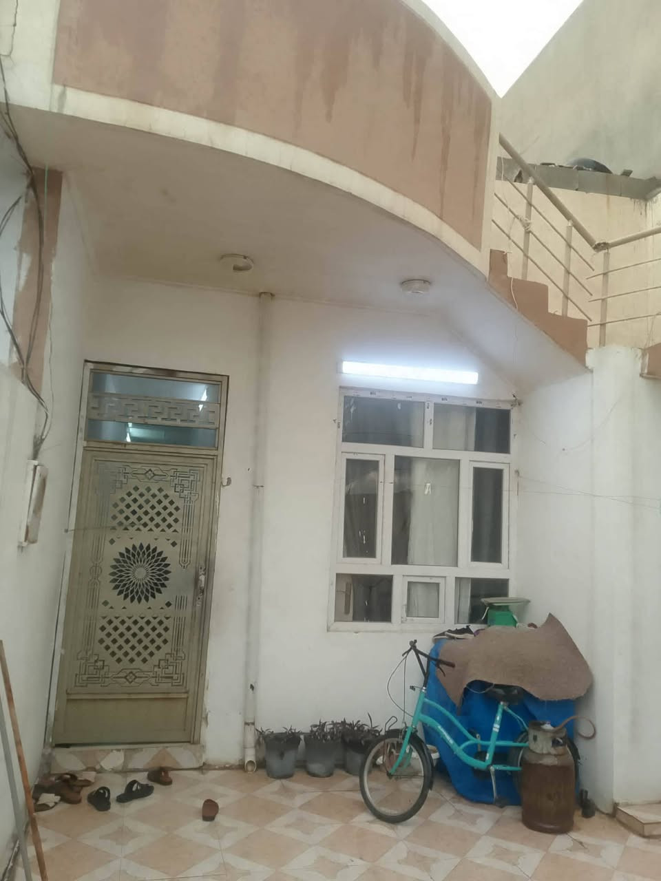 (ملاحضة مامتواجد ع فيس ال شراي يتصل)  السلام عليكم بيت بلديه طابق ونص للبيع البيت تجاري ع شارع العام فول سيراميك وستايكر الطابق الثاني غرفه نوم وكليدور وحمام البيت مابي نقص العنوان حي العسكري سايدين جامع خديجه مقابل قاعه بسطملي البيت بلديه صاير بنص الطابو للاتصال ول استفسار اتصل ***********
