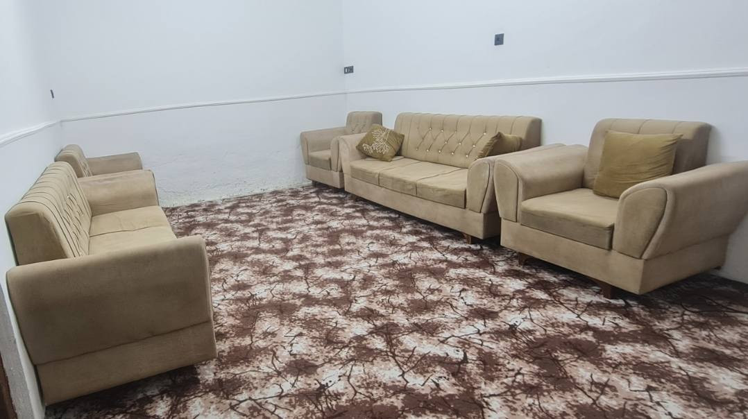 تخم مستعمل للبيع .
تخم مستعمل للبيع عشر مقاعد  بي كم ضرر .
السعر ١٦٠ و بي مجال .
*********** 
بابل
