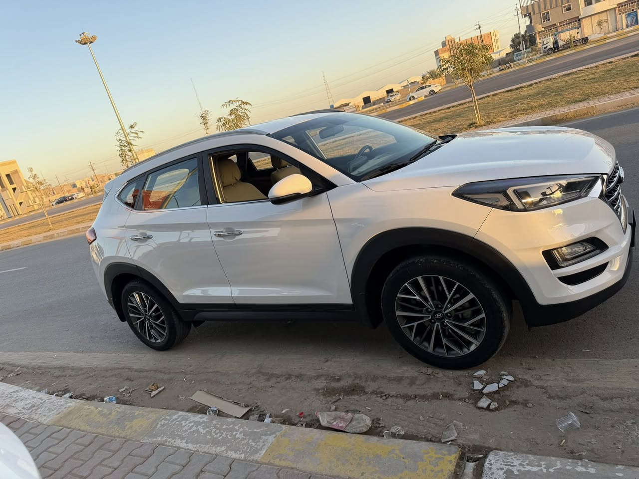 سلام عليكم توسان 2020 رقم بعداد بيها  صبغ شبر على طول السياره 175 ورقه ***********
