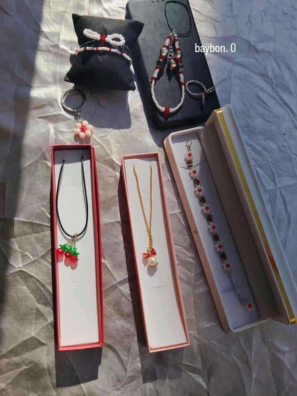 ❤عرض اليوم باللون الاحمر  ❤
مجموعة اكسسوارات هاند ميد بتصميم انيق يناسب كل الاطلالات 
تفاصيل مختارة بعناية 
شغل يدوي مميز 
مناسب كهدية او لكِ 🎁
لمسة انوثة مميزة من بيبون 🪄
المجموعة متوفرة بعدة الوان 🧡💚💙💜🖤💛
العرض لمدة محدودة 
تتكون المجموعة من 
سوار البيبون بلون احمر ❤
قلادة فيونكة مع لمسة انيقة من حبات اللولو 😍
قلادة الكرز 🍒
مدالية الوردة ترهم للجنط وترهم للمفاتيح 🗝
سوار فيونكة  + خاتم فيونكة فقط يمنا تلوگنه 🥺🎀
سوار بسيط وانيق حباب اللولو مع كرستال بلون احمر 
مدالية موبايل من  الحجر  الثقيل وحبات اللولو 
#مسابقة #خصم #عرض #بيبون_للاكسسوارات #هدية


**إذا كنت صاحب هذا الإعلان وتريد حذفه لأي سبب، رجاءا أرسل رسالة إلى الدعم الفني**