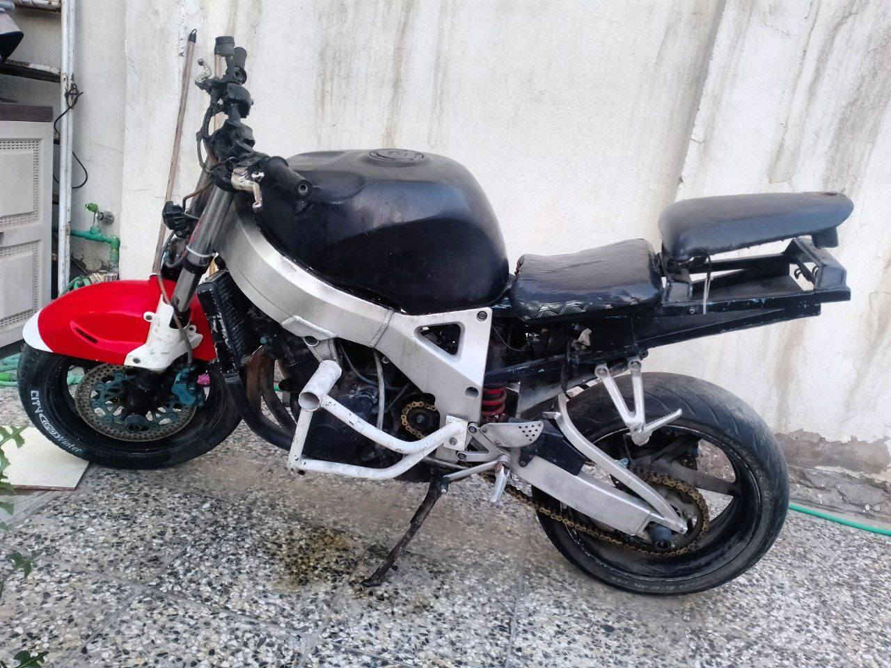 سلام عليكم دراجه نوع cbr بطح مال سباق هونداي موديل ١٩٩٨مكينه ١٠٠٠ccبدون كفرات بدون رقم اوراق كمركيه كامله دراجه بدون كفرات بس دراجه حلوه مشيه حلو وسعره همينه حلو وممناسب الي يهون هيج دراجات مكانه بغداد حي اور ورقم التلفون. *********** السعر مليونين وبيه مجال
