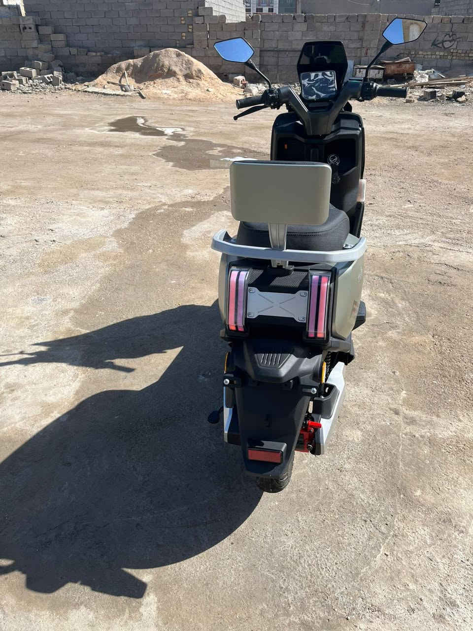 سلام عليكم  من رخصت لادمن دراجه شحن سكنس ام عيون ام الدىع 
اصلي 6باتري كبير 
الشحنه الوحده 60كم
ومثل ماموضح بلصوره بس ذني الشخوط الدراجه نازله قبل شهرين طك جيس بس اوكيه رجع عليها وشخطها السعر خاص مكاني الدوره ابودشير متواجد اتصال  ***********وتساب
