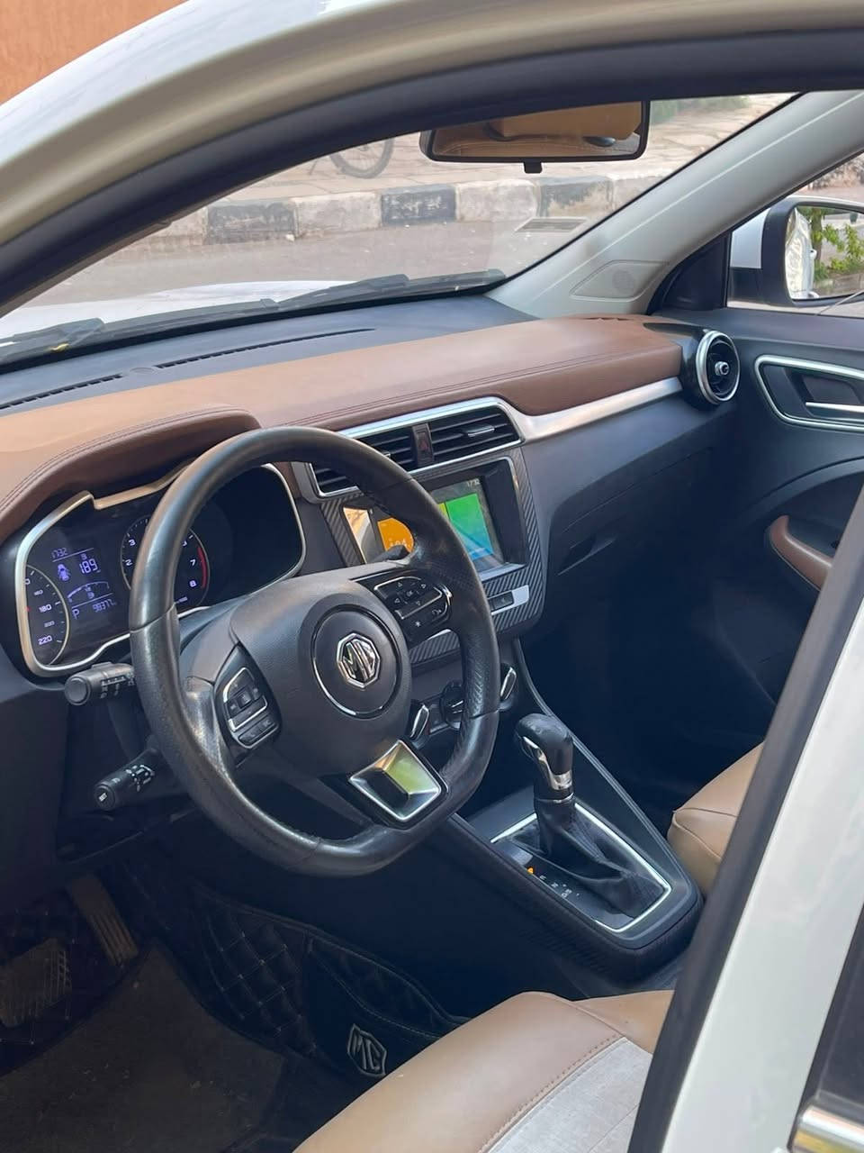 للبيع: MG ZS موديل 2021 - حالة ممتازة وصيانات توكيل 🚗
لراغبي الحالات  والاستعمال الراقي، عربية MG ZS موديل 2021 مش محتاجة مصروف نهائي وجاهزة للفحص والمعاينة.
📌 تفاصيل السيارة:
 الموديل: 2021
 العداد: 99,000 كم (صيانات منتظمة).
 الملكية: أول مالك من الزيرو.
 الدهان: فبريكة بالكامل برة وجوة (ماعدا الرفرف الشمال فقط).
 الصيانات: كل الصيانات بالكامل في التوكيل بانتظام.
 الرخصة: سارية لمدة سنتين (مرور المنصورة).
💎 حالة السيارة:
 الموتور، الفتيس، والتكييف بحالة الفبريكة 100%.
 صالون داخلي بحالة الزيرو بدون أي هاري أو استهلاك.
 طقم كاوتش وبطارية بحالة ممتازة جداً.
 العربية بيتي جداً وجاهزة للسفر فوراً.
 المعاينه : مدينتي. تواصل : 01014984808


**إذا كنت صاحب هذا الإعلان وتريد حذفه لأي سبب، رجاءا أرسل رسالة إلى الدعم الفني**