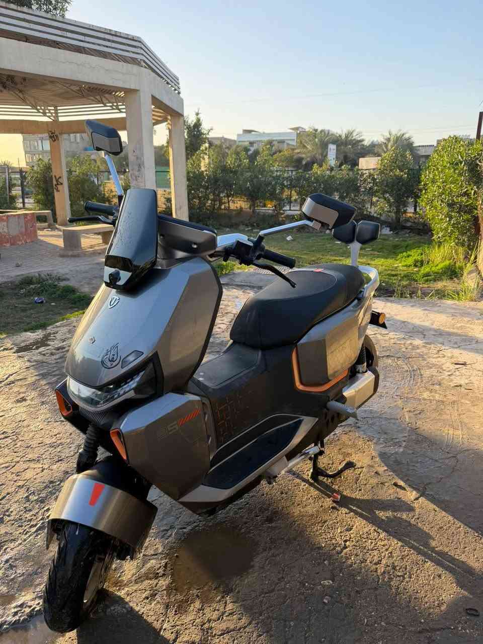 دراجه شحن ملكيه سته باتري كبير سرعه ٨٠ حقيقي دراجه مستعمله صار الها ٣اشهر بصمه صندوك على بصمه الدراجه نضيفه ملف 2500واط السعر مليون ونص  قفل بيها مجال قليل للاستفسار على رقم(***********)
