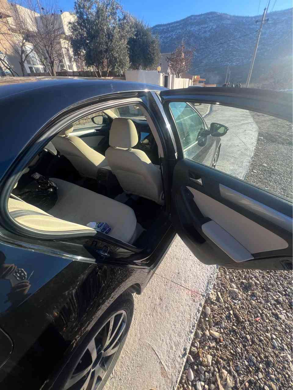 جيتا 2015 بدون دعم وصبخ رقم وسنوية جديد كير ومحرك وكلشي بشرط السيارة باسمي المكان دهوك 
***********
سعرها 115 ومجال دهوك, العراق
