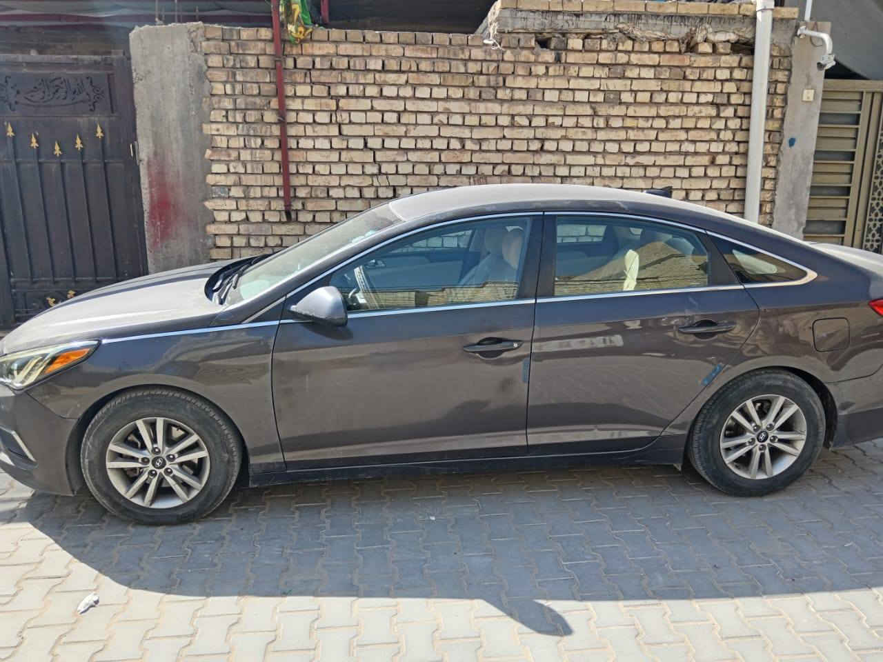 السلام عليكم ورحمة الله وبركاته سوناتا موديل ٢٠١٧ مواصفات عادية ضربتها بالجاملغ الأيمن كما موضح بالصورة بيها صبغ بالقمارة والمكينة مفتوحة امبدل بستم بيها وشاد دكشن عالي التبريد قطعة وحدة المكينة ٢٤٠٠  ثلاث أنظمة السيارة ماشية ١١٧٠٠٠ ميل السنوية باسمي لحد ٢٠٢٩ رقمها دهوك مكان السيارة بغداد /الشعلة ***********/السعر ١٠٠ ورقة
