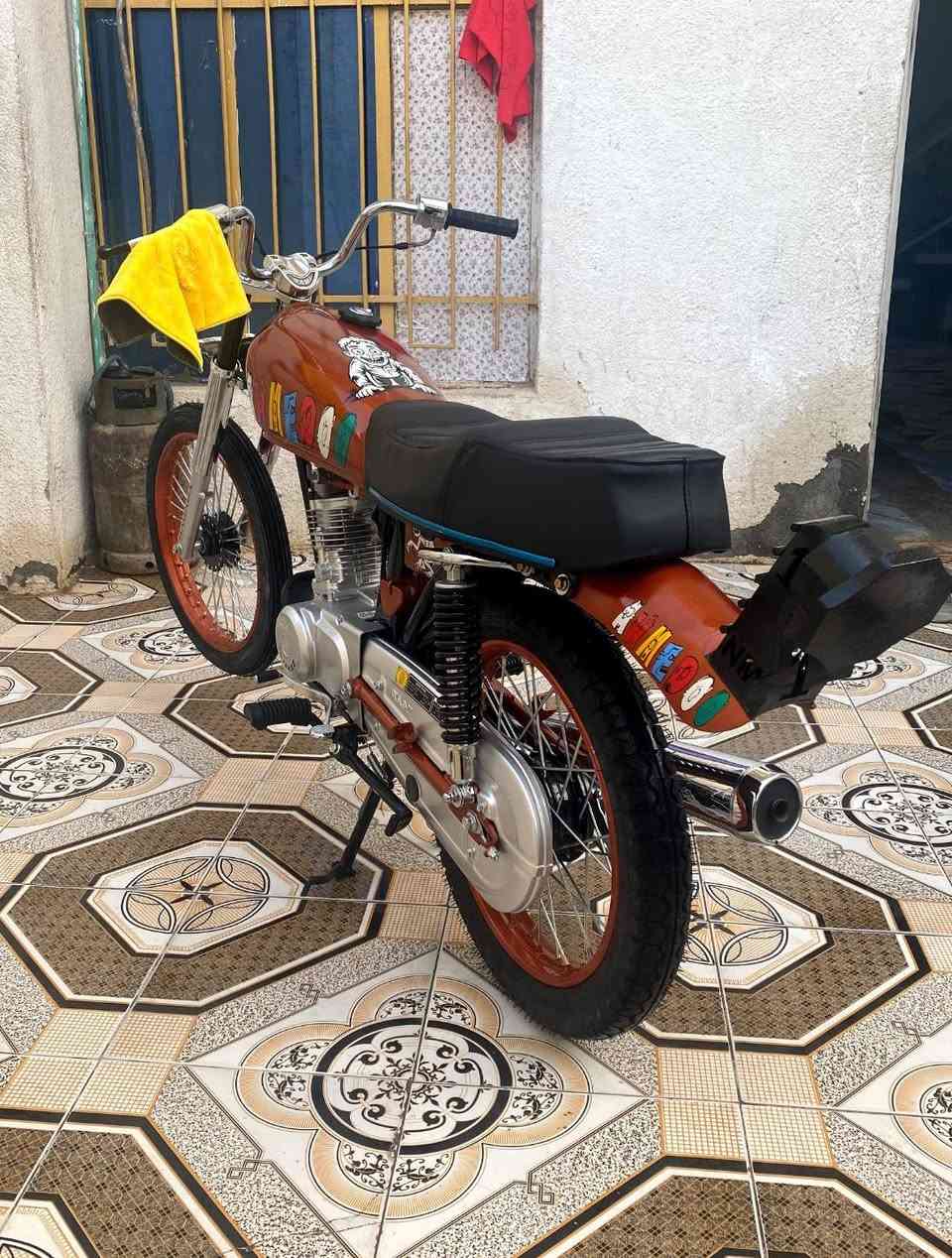 سلام عليكم دراجه للبيع تعمير جديد مكينه انتنس شاصي (كلك كلك) غراضه كلها اصليه من التاير للتاير دراجه حلوه ومتعوب عليه كلش وما طالعه قليل نايمه بالبيت السعر خاص مكان ناصريه قضاء الغراف + متواجد خاص+رقمي *********** ( بدون فكريات شراي بيك خير وتدلل مو شراي لاتراسل) وسلامتكم🙋🏻‍♂️
