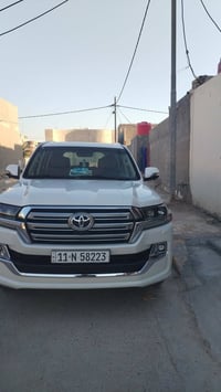 لاندكروز 2017  وايت ادشن للبيع المواصفات : كامرات 360درجه فتحة سقف  حس...