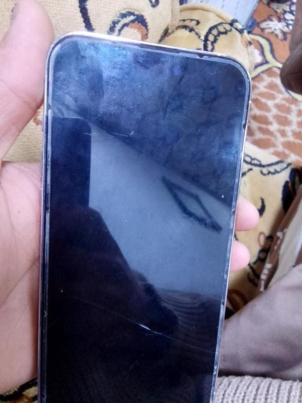 ايفون 14برو ماكس امريكي لا يدعم الشريحه ذاكره 256.بطاريه 86 مسكور الضهر فقط ومحطوط لاصق لضهر عنوان بغداد 
السعر 450 قفل بدون معامله وبي شعار شاشه
