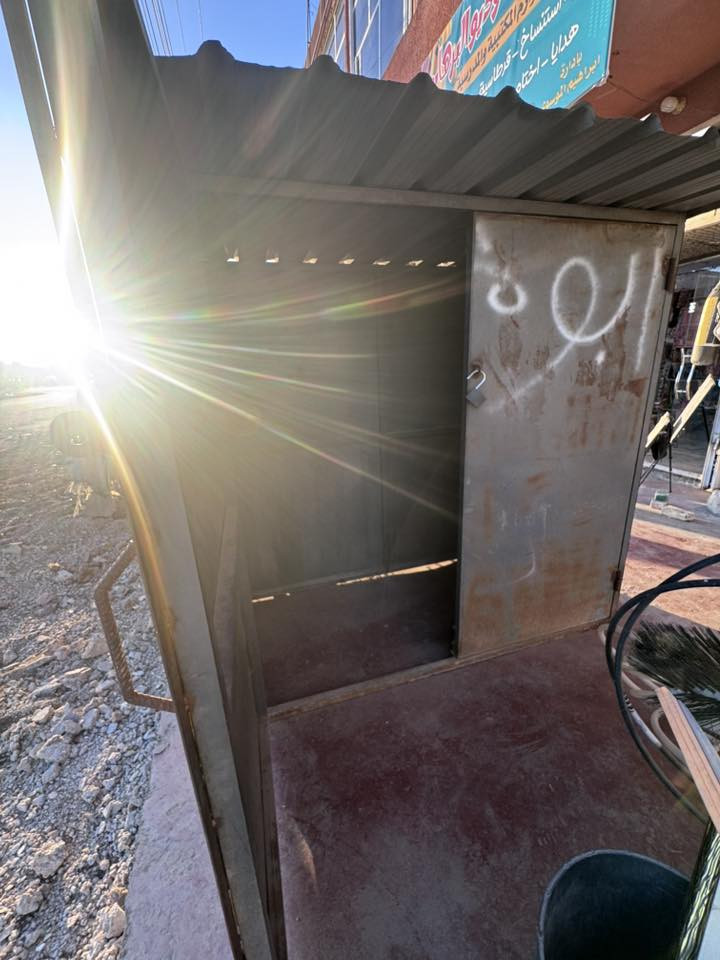 كشك للبيع  عرض ٢م ارتفاع ٢م عمق١م  نضيف يحتاجلة صبغ فقط                      ***********
